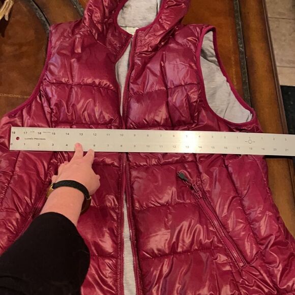 GORGEOUS SHEEN on this Cranberry Hoodie Puffer vest! - Picture 3 of 10